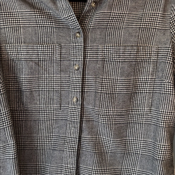 Banana Republic women’s white and Black Plaid Flannel Shirt - Picture 4 of 6